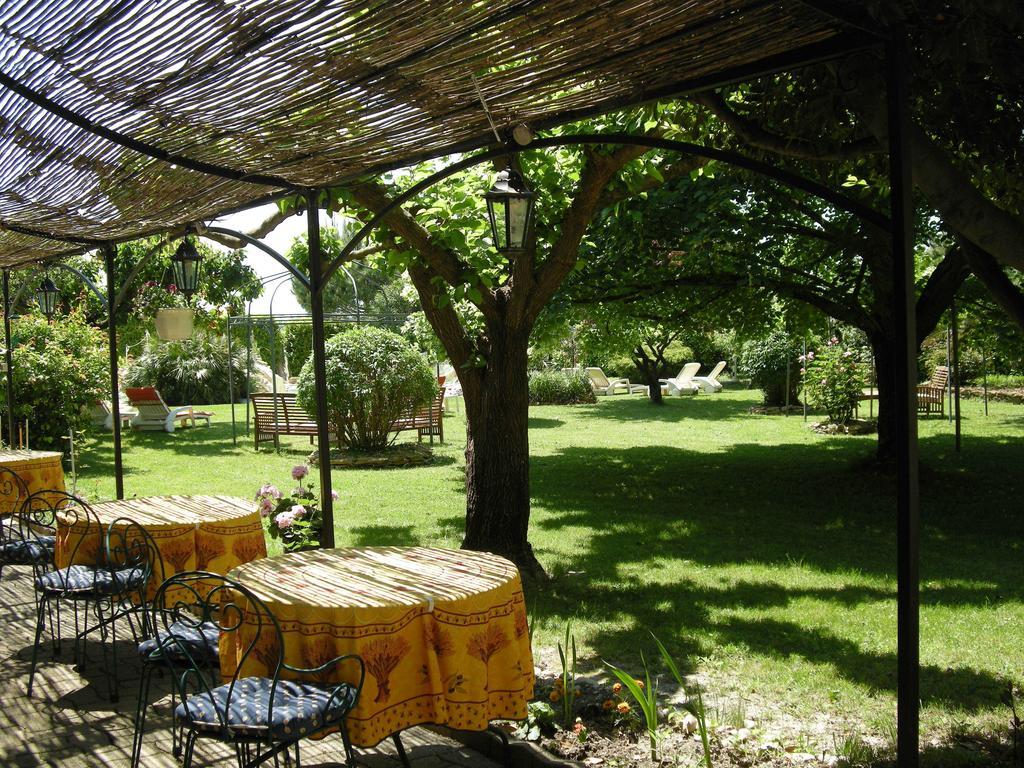 Bastide Des Princes B&B Caderousse Exteriör bild