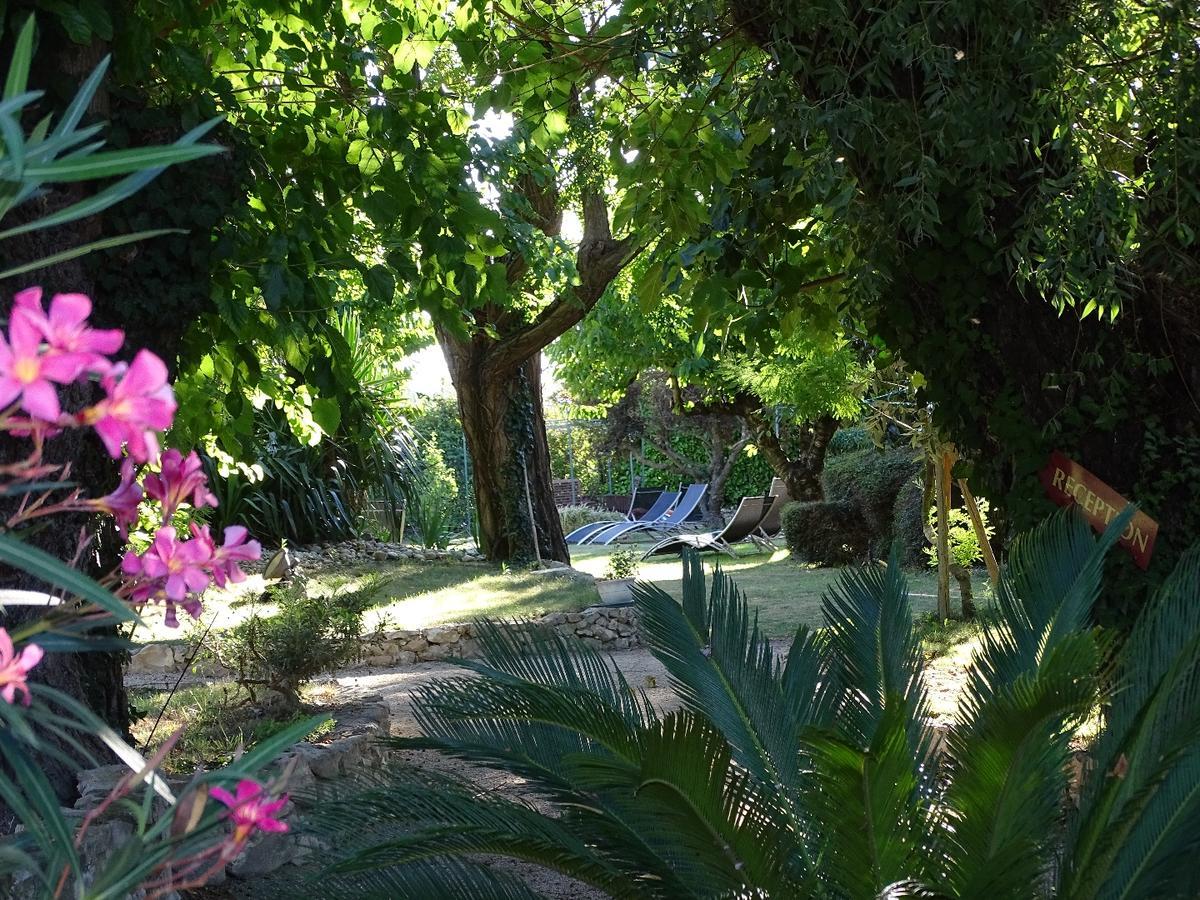 Bastide Des Princes B&B Caderousse Exteriör bild